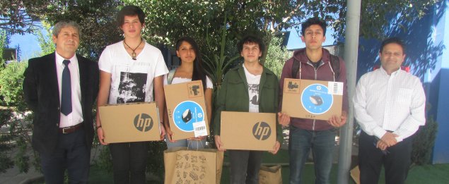 Ex estudiantes del Colegio Santiago Emprendedores son destacados por alto puntaje PSU