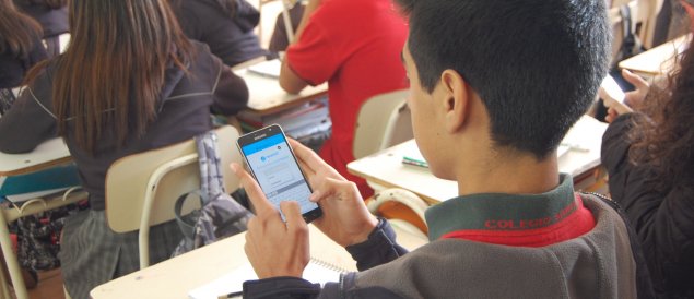Docente del CS Quilicura realiza clases de Lenguaje con ayuda de aplicación instalada en smartphones de estudiantes