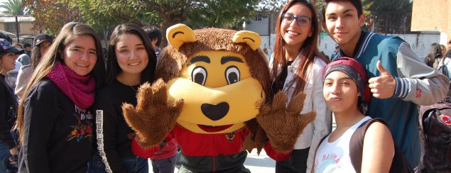 Junto a la mascota del establecimiento, CS La Florida celebra el Día del Estudiante