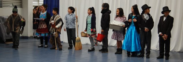 Estudiantes de 5º básico del TDG Lo Prado interpretan personajes y juegos coloniales para sus compañeros/as más pequeños/as