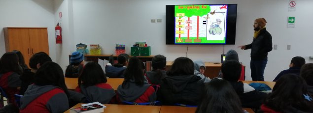 Estudiantes del CSE aprenden inglés con un juego interactivo