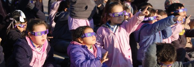 Colegios de Red Crecemos viven eclipse solar adoptando todas las medidas de seguridad