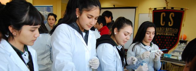 Estudiantes del CS Pudahuel extraen su propio ADN en clases de la Academia de Biotecnología