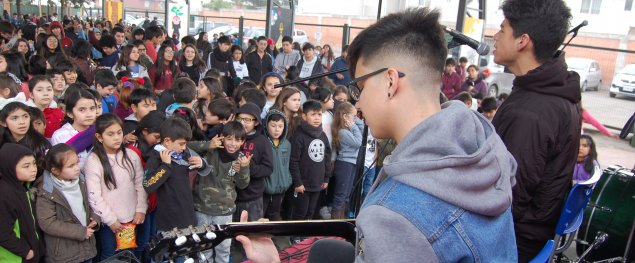 Comunidad Escolar del CS Quilicura disfruta de un concierto de rock para despedir el primer semestre