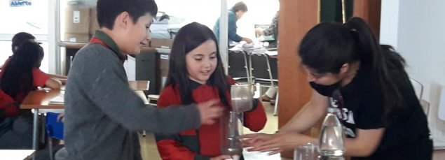 Kyklos en alianza con Aguas Andinas visitó el CSE y les enseñó a los estudiantes sobre el “Cuidado del agua”