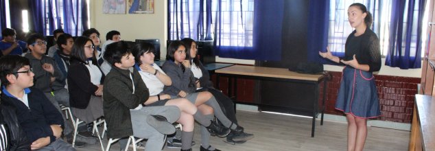 Doctora en Literatura visita el TDG El Bosque para incentivar la escritura en las y los estudiantes