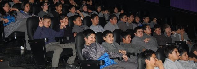 Alumnos del Colegio Dagoberto Godoy El Bosque disfrutaron de “Violeta se fue a los cielos”