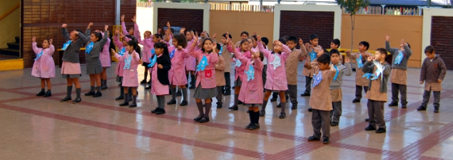 Alumnos de primer ciclo del Santiago Pudahuel celebran el Alumnos de primer ciclo del Santiago Pudahuel celebran el