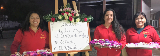 Centro de Padres del Santiago La Florida entrega presente a apoderadas del colegio Centro de Padres del Santiago La Florida entrega presente a apoderadas del colegio