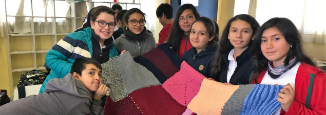 10° Campaña “Tejiendo Cuadrados de Amor”: Alumnos del Santiago La Florida confeccionan frazadas para Hogares de Ancianos de la comuna