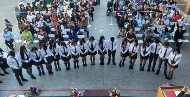 Estudiantes realizan la Confirmación en el Colegio Estudiantes realizan la Confirmación en el Colegio