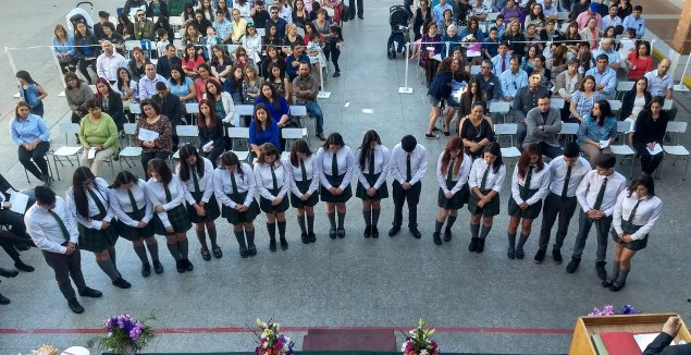 Estudiantes realizan la Confirmación en el Colegio