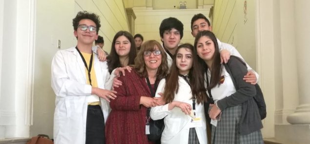 Alumnas del Colegio Santiago Pudahuel destacan en feria científica del Museo Nacional