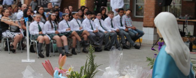 Estudiantes del Colegio Santiago La Florida realizan la Primera Comunión en el establecimiento