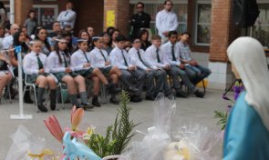 Estudiantes del Colegio Santiago La Florida realizan la Primera Comunión en el establecimiento