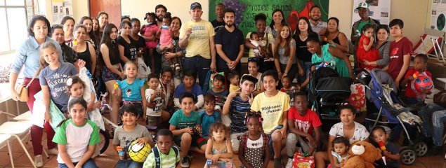 Colegio Santiago Quilicura entrega regalos de Navidad a familias migrantes Colegio Santiago Quilicura entrega regalos de Navidad a familias migrantes