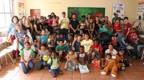 Colegio Santiago Quilicura entrega regalos de Navidad a familias migrantes