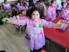 Kinder del TDG El Bosque aprende conceptos espaciales con la ayuda de material concreto