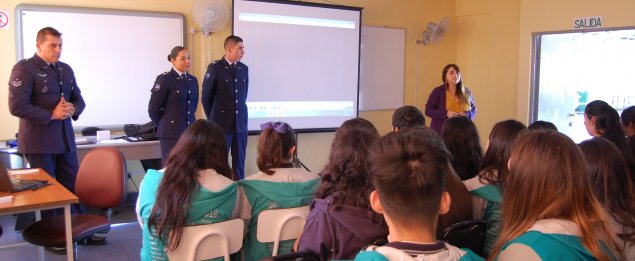 Estudiantes del TDG Lo Prado aprenden sobre la Escuela de Especialidades de la FACH