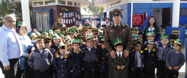 Estudiantes de párvulos del TDG La Granja comparten con Carabineros en su día Estudiantes de párvulos del TDG La Granja comparten con Carabineros en su día