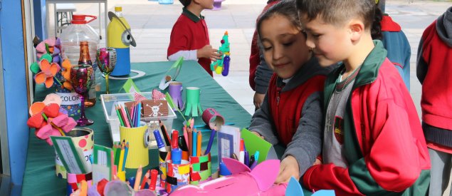 Con una muestra de sus eco-trabajos, estudiantes del CS Emprendedores celebraron el “Día mundial del Reciclaje”