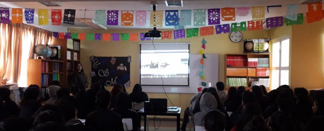 Programa Vocacional UC visita el CS Pudahuel y entrega beca a estudiante Programa Vocacional UC visita el CS Pudahuel y entrega beca a estudiante