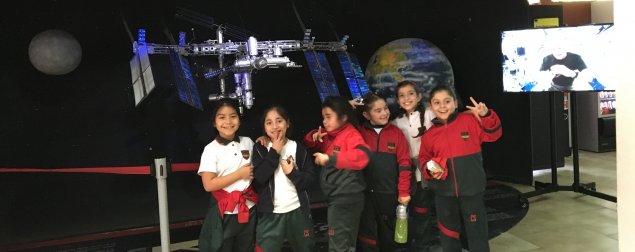 Terceros básicos del CS Pudahuel visitan el planetario de la Usach