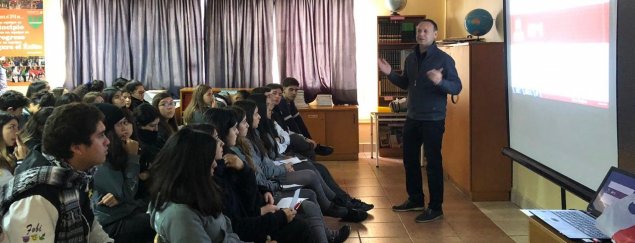 Decidiendo mi Futuro: UNAB visita a 4º medio del CS Quilicura para instruirles sobre el proceso de admisión a la Educación Superior