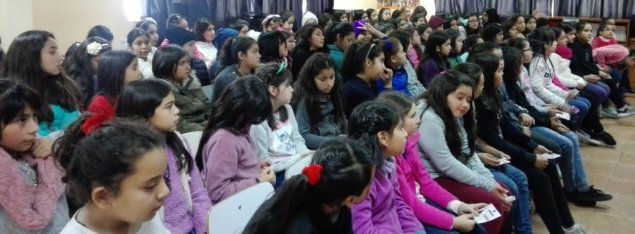 Estudiantes del Colegio Santiago Quilicura reciben charla sobre sexualidad y pubertad