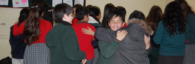 Estudiantes de 6º básico del CS Quilicura realizan ejercicios de biodanza