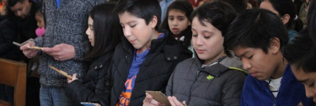 Estudiantes del TDG Lo Prado reciben el Credo junto a su profesora de religión y apoderados/as Estudiantes del TDG Lo Prado reciben el Credo junto a su profesora de religión y apoderados/as