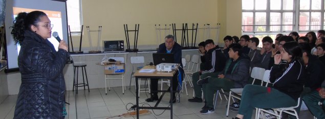 CS La Florida explica todos los alcances del nuevo currículum escolar a estudiantes de 2º medio CS La Florida explica todos los alcances del nuevo currículum escolar a estudiantes de 2º medio