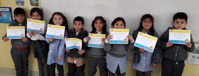 Estudiantes de 1º básico del CS La Florida reciben un diploma como reconocimiento por aprender a leer Estudiantes de 1º básico del CS La Florida reciben un diploma como reconocimiento por aprender a leer