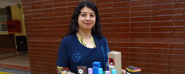 Desde ejemplos con el Fortnite hasta una máquina de Galton: los novedosos trabajos con los que la profesora Alejandra Suzarte enseña Matemáticas en el CS Pudahuel Desde ejemplos con el Fortnite hasta una máquina de Galton: los novedosos trabajos con los que la profesora Alejandra Suzarte enseña Matemáticas en el CS Pudahuel