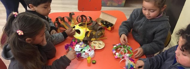 Pequeños/as de Kínder A del TDG El Bosque confeccionan máscaras primaverales junto a sus apoderados/as Pequeños/as de Kínder A del TDG El Bosque confeccionan máscaras primaverales junto a sus apoderados/as