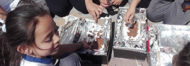 Estudiantes de 4º básico del TDG El Bosque confeccionan hornos solares y los utilizan para preparar alimentos