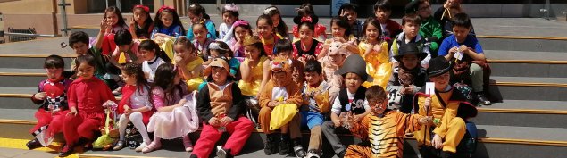 Estudiantes de 1º básico del TDG Lo Prado visitan la Biblioteca de Santiago caracterizados/as como personajes de cuentos