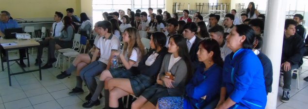 Profesores/as del CS La Florida presentan áreas de electividad a estudiantes de 3º medio Profesores/as del CS La Florida presentan áreas de electividad a estudiantes de 3º medio