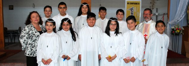 Estudiantes de 4º a 8º básico del TDG Lo Prado realizan su Primera Comunión en compañía de sus profesores/as Estudiantes de 4º a 8º básico del TDG Lo Prado realizan su Primera Comunión en compañía de sus profesores/as