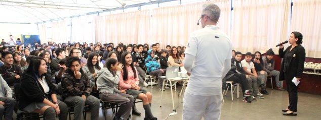 Destacado deportista llega hasta el TDG El Bosque para brindar charla motivacional a jóvenes estudiantes