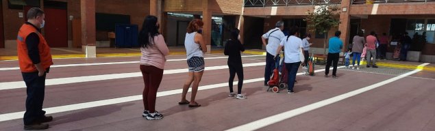 Familias del CS Quilicura retiran canastas de alimento Junaeb en el establecimiento Familias del CS Quilicura retiran canastas de alimento Junaeb en el establecimiento