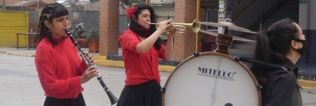 Estudiantes del TDG Lo Prado disfrutan pasacalles protagonizado por Banda de Chinchineras