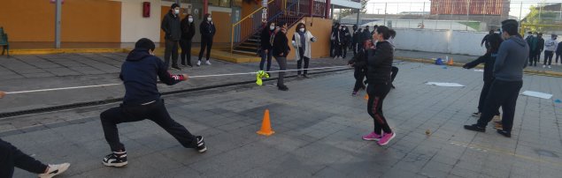 Estudiantes viven competencias de juegos típicos en el patio central del TDG Lo Prado