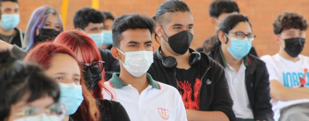 Enseñanza Media del CS La Florida disfruta de una mañana de teatro con mensajes para la sana convivencia escolar y el autocuidado