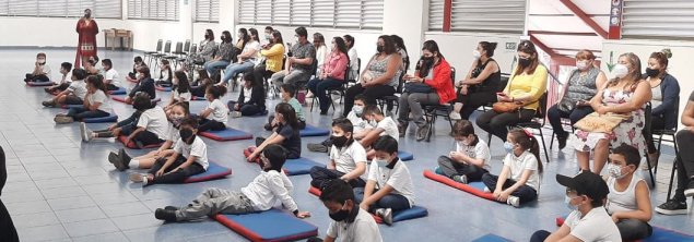 Niños y niñas de 1º básico del TDG Lo Prado reciben carnet de biblioteca que los acredita como lectores Niños y niñas de 1º básico del TDG Lo Prado reciben carnet de biblioteca que los acredita como lectores