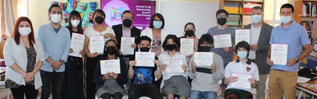 Integrantes del Taller de Líderes y Lideresas del CS Pudahuel presentan detalles sobre su proyecto para la comunidad escolar Integrantes del Taller de Líderes y Lideresas del CS Pudahuel presentan detalles sobre su proyecto para la comunidad escolar