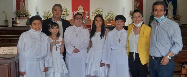 Estudiantes de 4° a 8° básico del CS Emprendedores realizan su Primera Comunión Estudiantes de 4° a 8° básico del CS Emprendedores realizan su Primera Comunión
