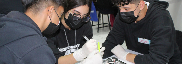 Estudiantes del TDG Lo Prado aprenden sobre biología y química en Academia de Biociencias