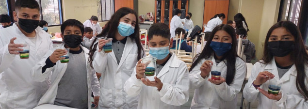 Estudiantes de 5° básico a IV° medio del TDG El Bosque realizan sesiones experimentales en laboratorio de Ciencias Estudiantes de 5° básico a IV° medio del TDG El Bosque realizan sesiones experimentales en laboratorio de Ciencias