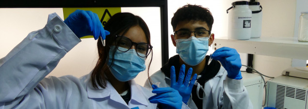 Estudiantes del CS Pudahuel extraen su propio ADN durante sesión experimental desarrollada en la Universidad Andrés Bello